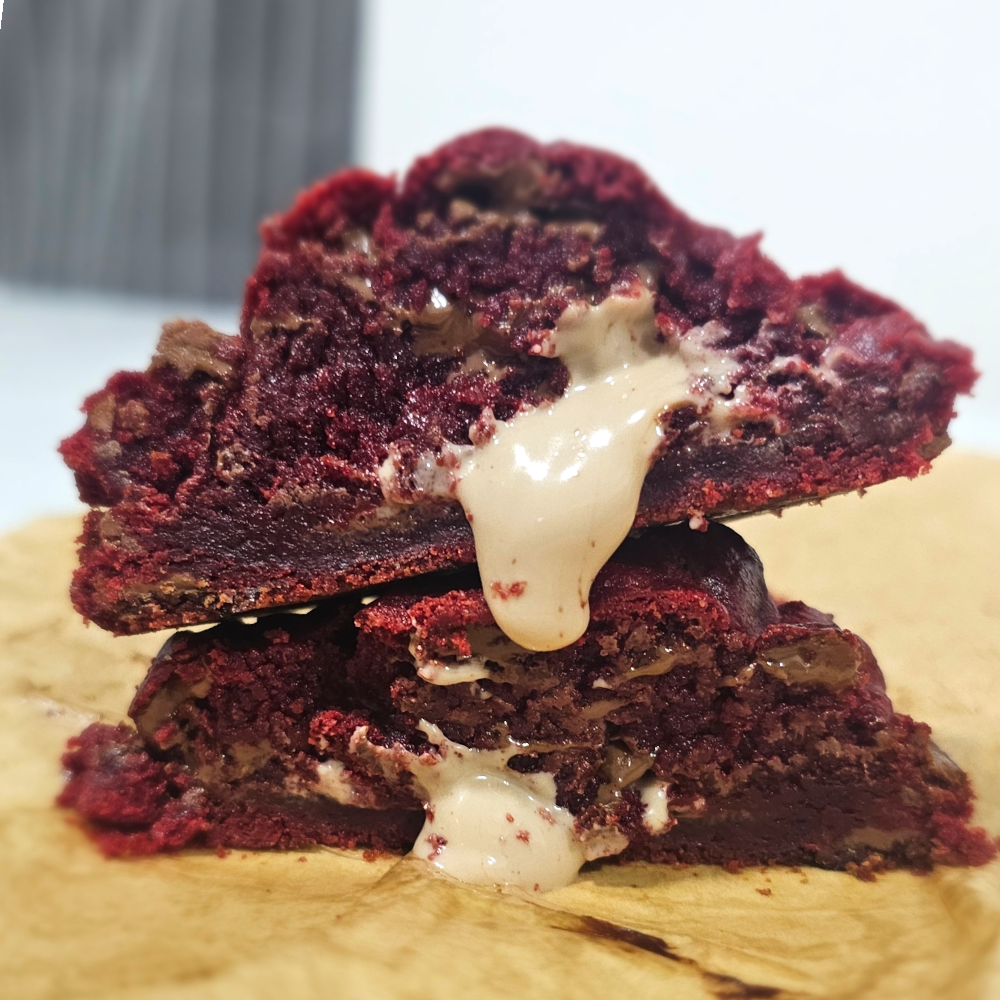 Red Velvet with Kinder Bueno كوكيز ريد فيلفت محشو شوكولاتة ابوينو