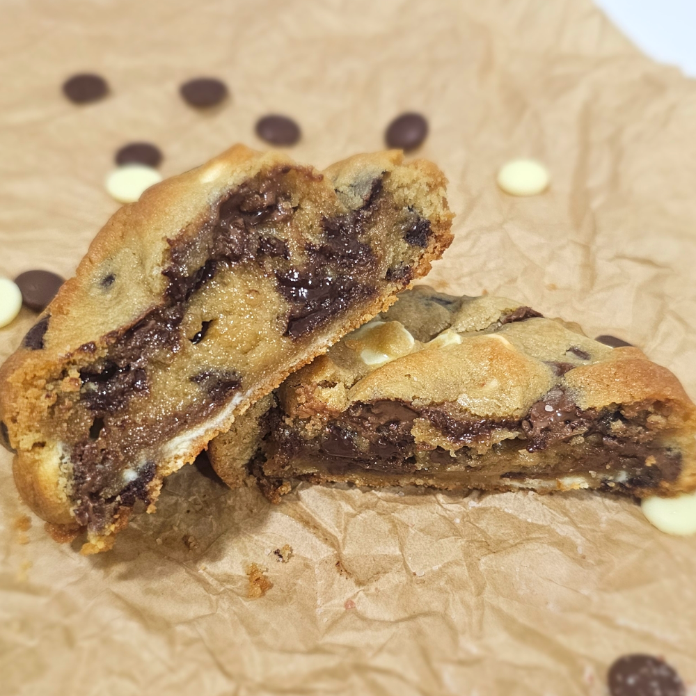 Signature Triple Chocolate NY Style Cookie   كوكيز الشوكولاتة الثلاثية الخاص نيويوركي